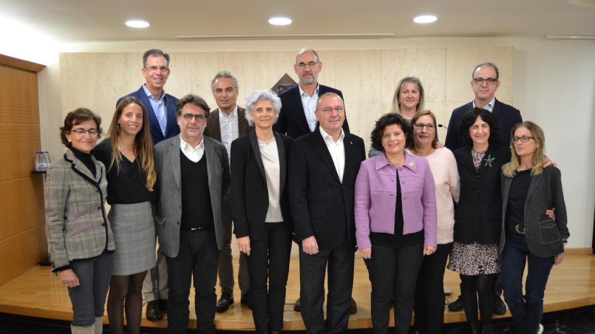 El alcalde de Reus, Carles Pellicer, y representantes de la Fundació Rosa Maria Vivar durante la presentación del nuevo centro de tratamiento del Alzhéimer.
