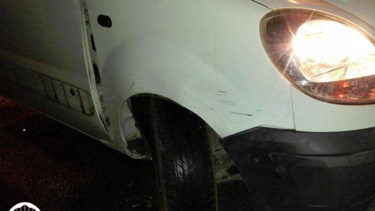 Imatge de les rascades que va patir el vehicle que va xocar amb altres cotxes estacionats.