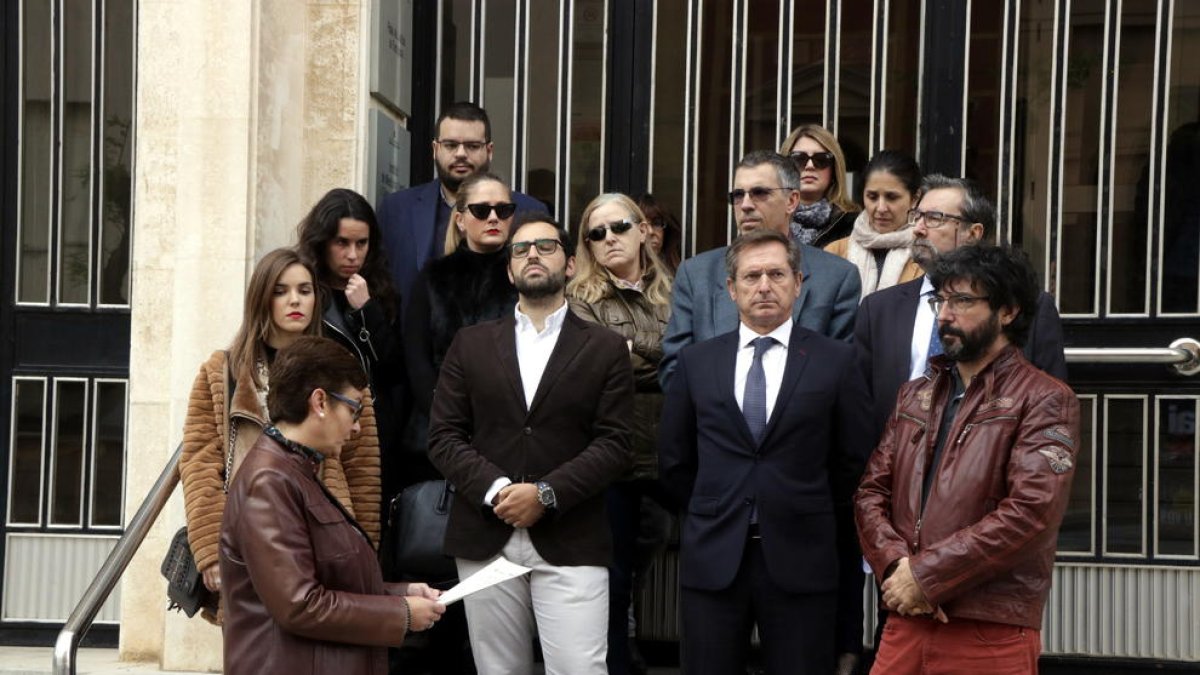 Imagen de la concentración de una quincena de jueces y fiscales delante del Palau de Justícia de Tarragona.
