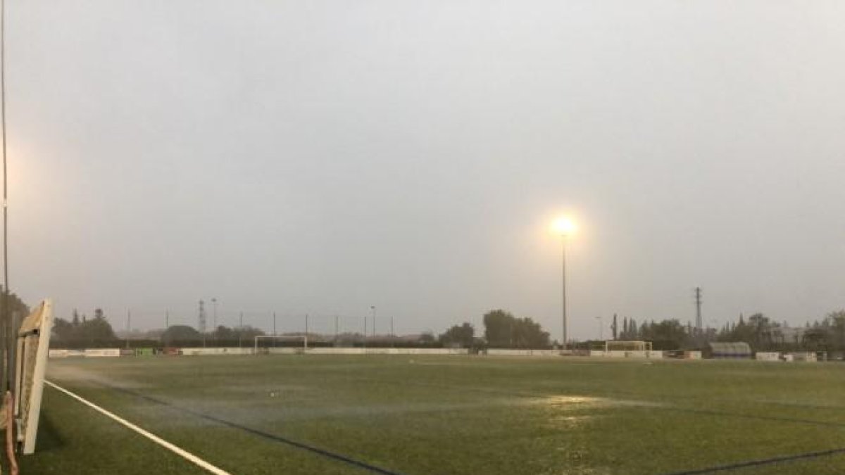 Al minut 8, la pluja va obligar a suspendre el partit.