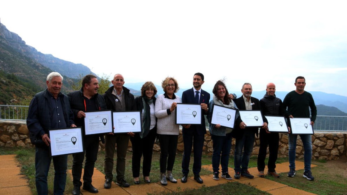 El conseller de Territori i Sostenibilitat, Damià Calvet i dels alcaldes del priorat que han rebut la certificació de zona tranquil·la i de cel nocturn de qualitat.