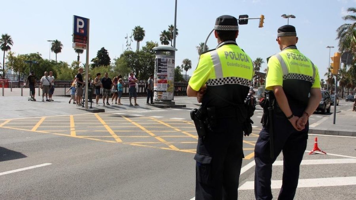 Dos agents de la Guàrdia Urbana a Barcelona en una imatge d'arxiu.