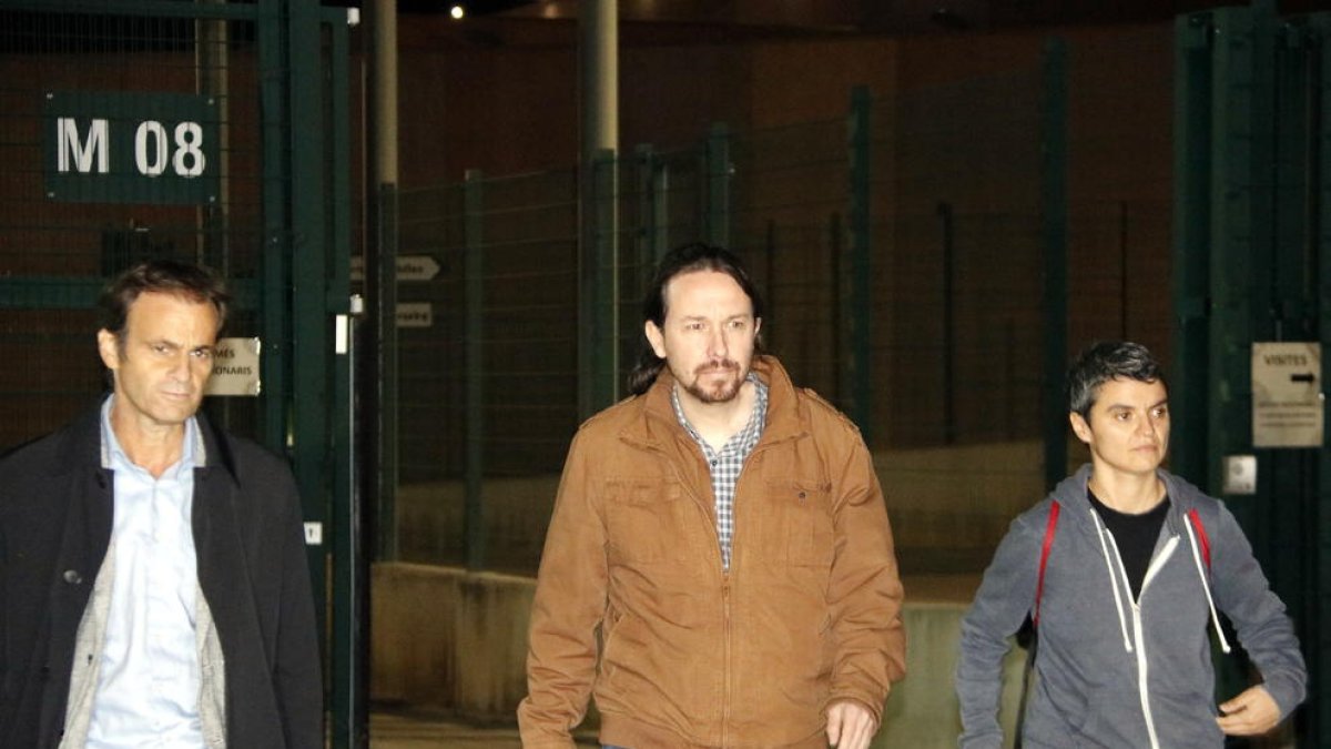 Pablo Iglesias surt de la presó acompanyat de Lucía Martín i Jaume Asens, aquest divendres al vespre.