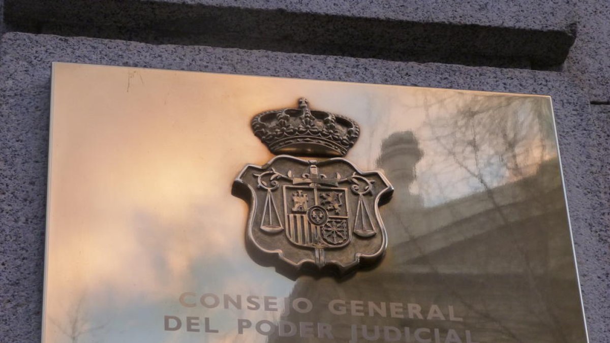 L'escut del Consell General del Poder Judicial (CGPJ), el màxim organ judicial de l'Estat espanyol, a la façana de la seu a Madrid