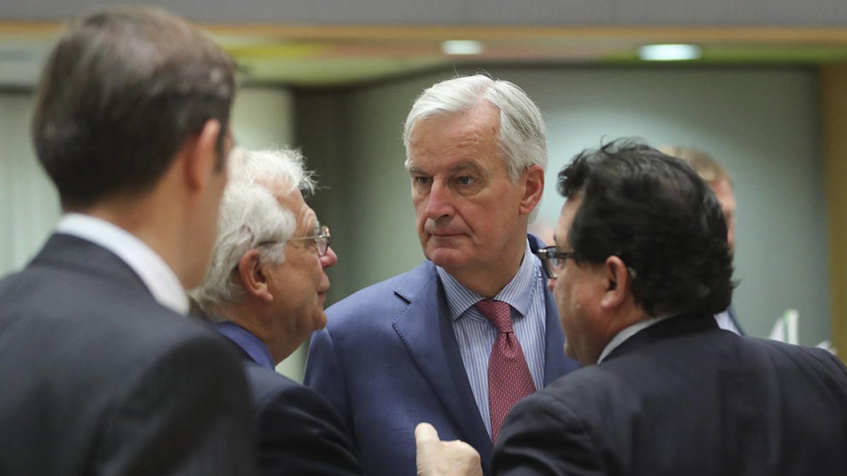 El ministro de Exteriores español parlante con el responsable europeo por|para l 'brexit', Michel Barnier.