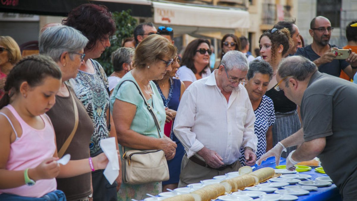 El tradicional pastís que es va repartir a la plaça de la Font.