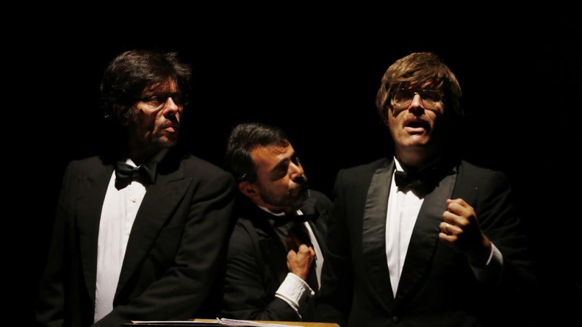 Pla mig dels tres intèrprets de 'Tenors', que estrena temporada a la Sala Trono Armanyà.