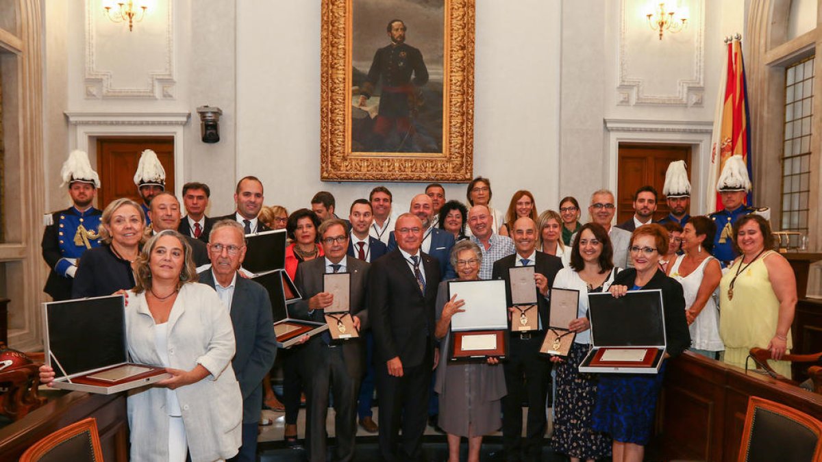 Fotografía de familia de todos los premiados en los Galardones de la Ciudad, que tuvo lugar en el Ayuntamiento de Reus.