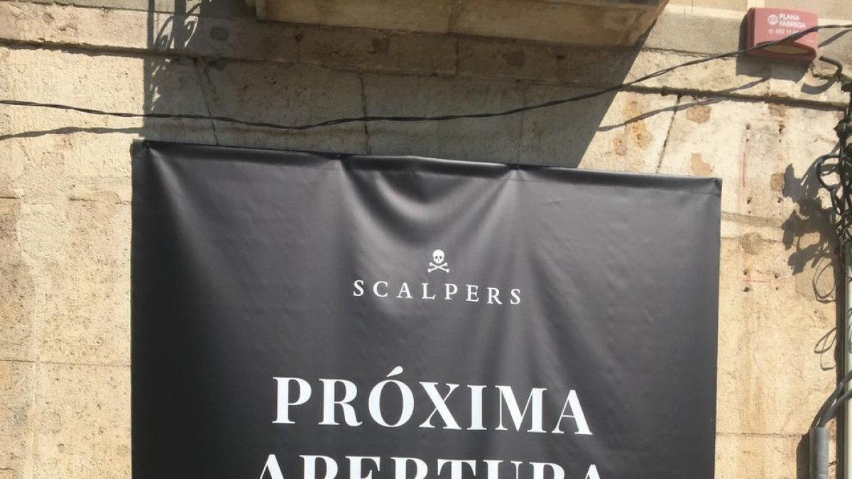 Imagen de la fachada de la que próximamente será el escaparate de la tienda Scalpers.