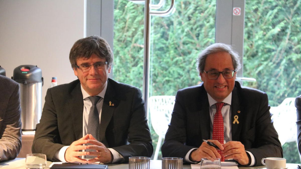 El presidente Quim Torra y el expresidente Carles Puigdemont durante la reunión con otros representantes políticos en Waterloo.