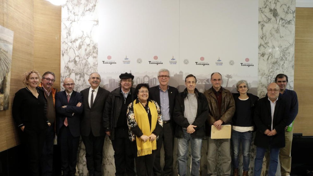 Fotografía de grupo del alcalde Ballesteros y la rectora Figueras con representantes de los institutos de investigación de Tarragona implicados en el proyecto del Banco de España.
