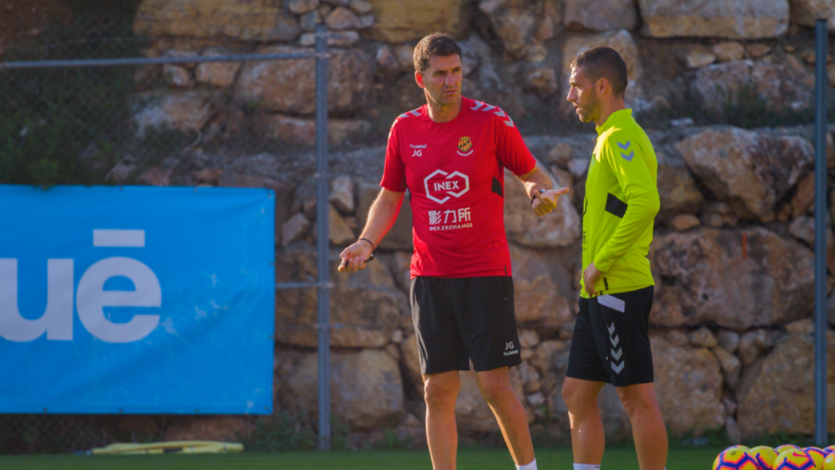 José Antonio Gordillo, hablando con Rocha durante su último entrenamiento como técnico grana.