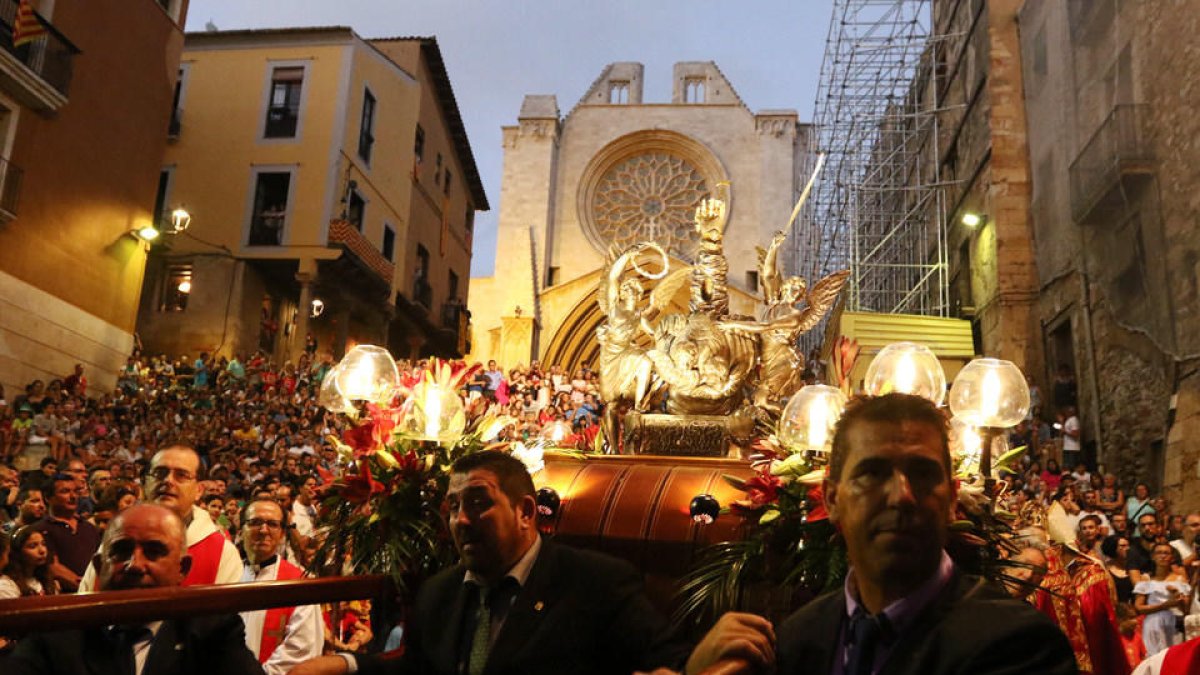 El Seguici va posar la música, el color i el foc a la Professó del Braç de Santa Tecla.