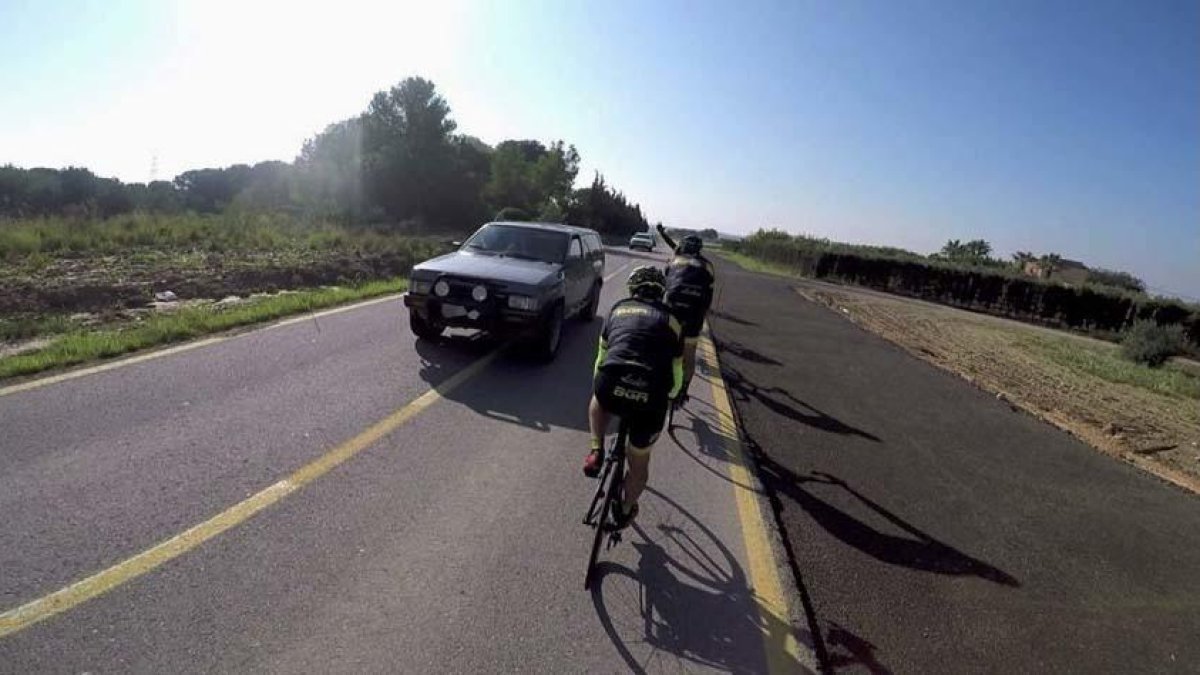 El coche no respetó la distancia de seguridad y avanzó en línea continua.