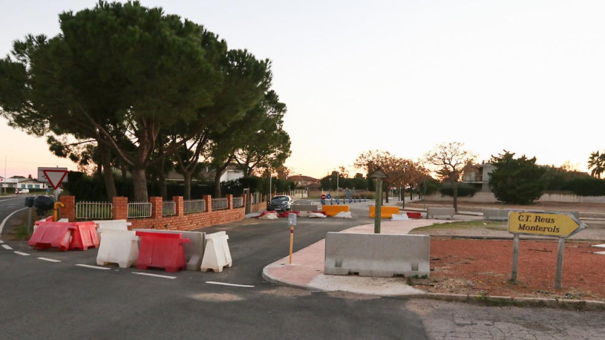 Imagen de la rotonda de acceso al Tenis Monterols desde la T-11, todavía cortada con pilones.