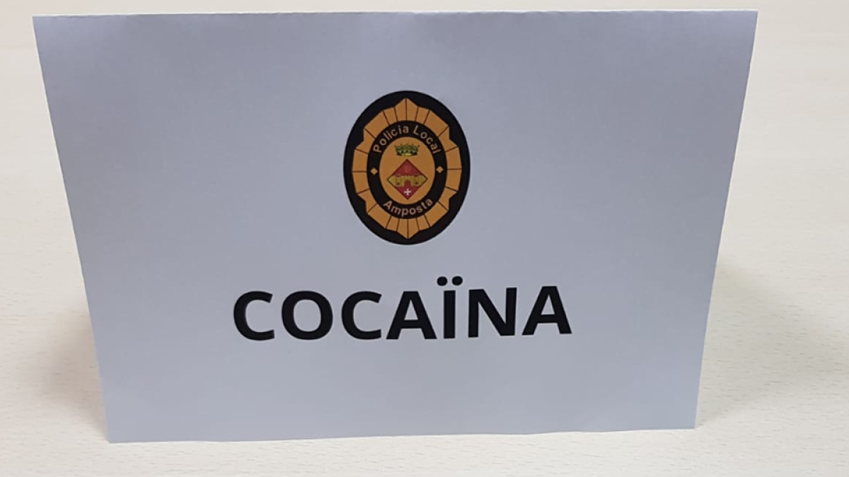 L'arrestat portava deu embolcalls, de suposada cocaïna, preparats per a la seva distribució
