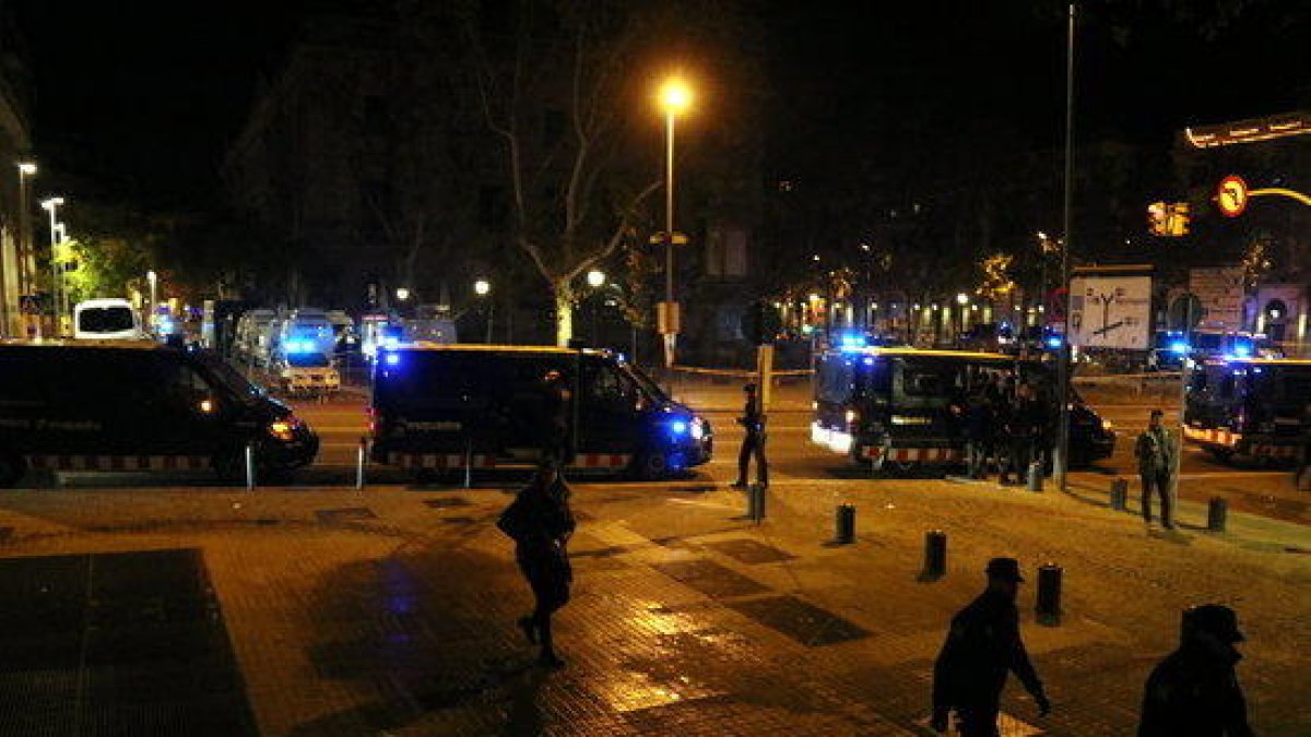 La plaça d'Antonio López, entre Via Laietana i Passeig de Colom, amb furgonetes policials i agents.