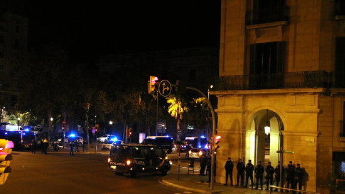 La plaza de Antonio López, entre Vía LaIetana y Passeig de Colom, con furgonetas policiales y agentes.