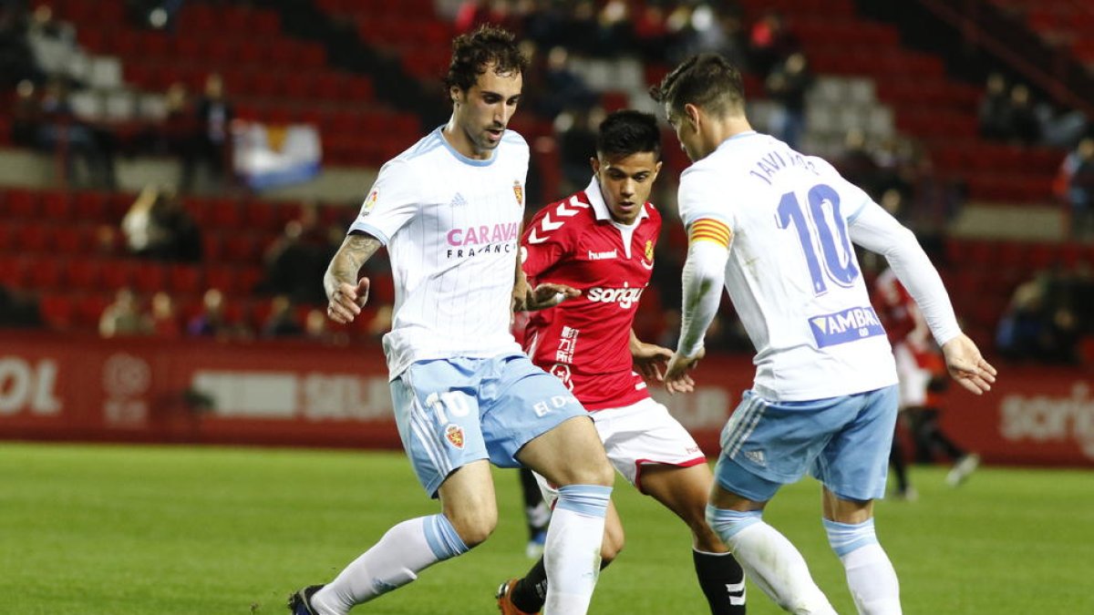 Brugui, entre dos rivales del Zaragoza durante el último partido disputado por el Nàstic en el Nou Estadi esta temporada.