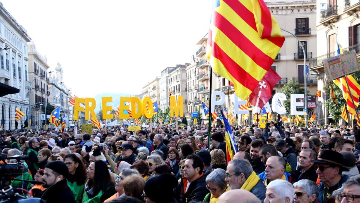 Manifestants concentrats davant l'Estació de França on se celebra un 'consell popular de ministres' organitzat per Òmnium Cultural.