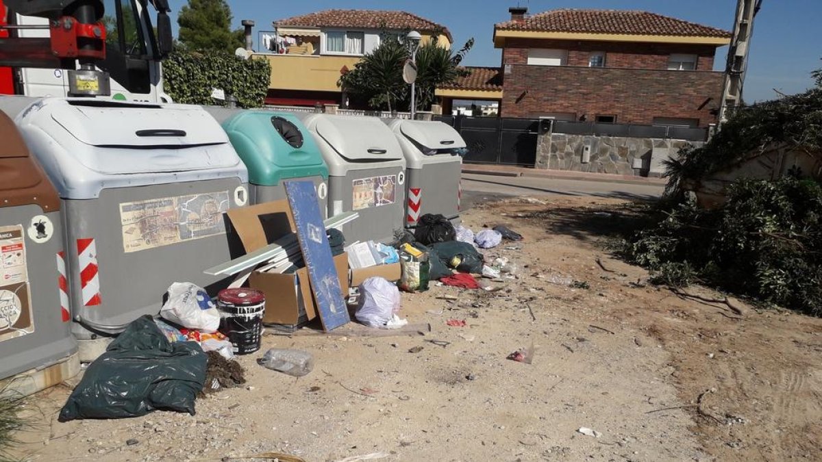 Restes de tot tipus s'acumulaven al costat dels contenidors, al terme de Tarragona.