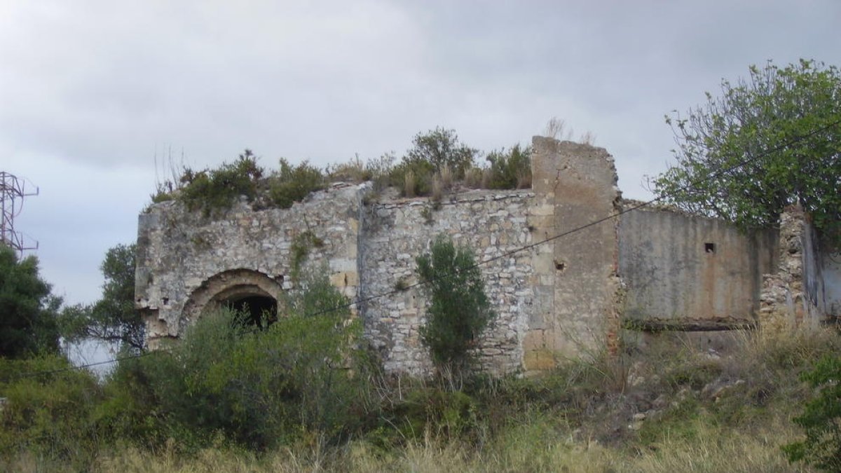 Imagen del despoblado de Mongons, en Tarragona, con los restos de la iglesia románica.