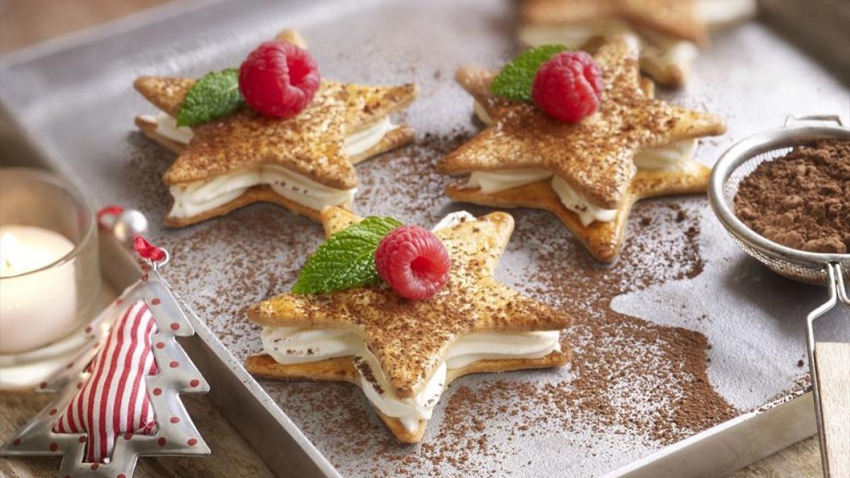 Recepta fàcil d'estrelles de Nadal amb mousse de xocolata blanca