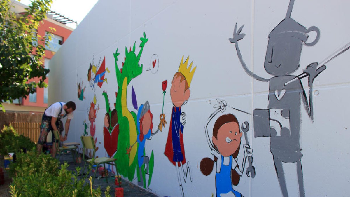 Els alumnes de l'escola van col·laborar pintant una part del mural.