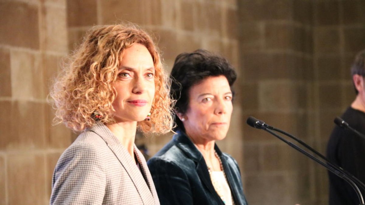 La ministra de Política Territorial, Meritxell Batet, i la portaveu del govern espanyol, Isabel Celaá, a la roda de premsa posterior al Consell de Ministres