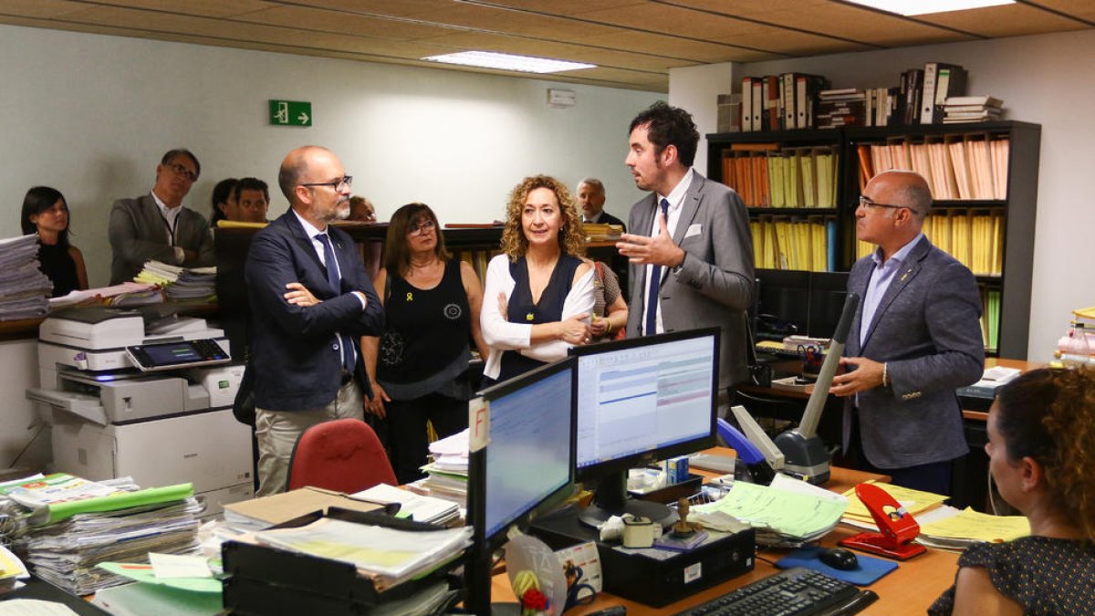 La consellera Ester Capella, al centre, parlant amb el jutge degà, Diego Álvarez de Juan, als jutjats.