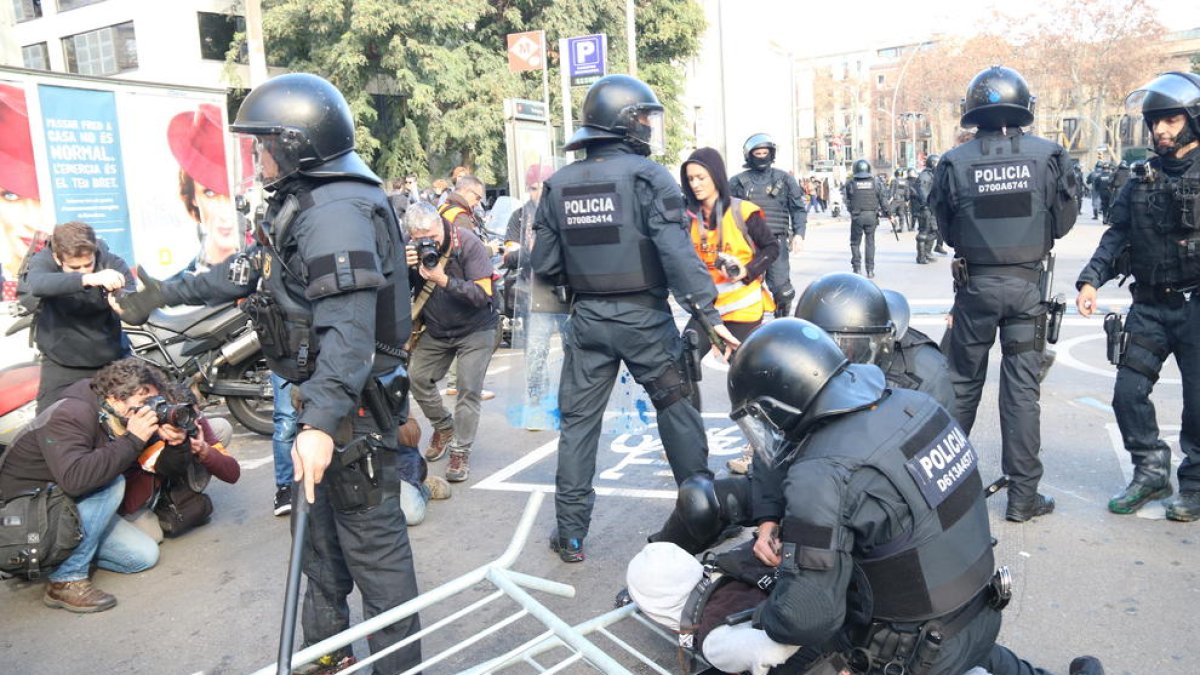 Imatge dels incidents a les Drassanes de Barcelona el 21 de desembre.