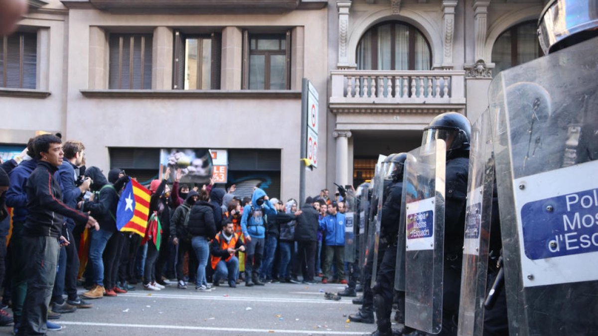 La línia policial de Via Laietana, davant dels manifestants.