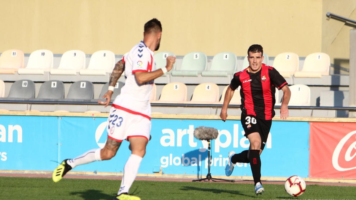 Imatge d'Adrián Guerrero en una jugada del partit de diumenge contra el Rayo Majadahonda.