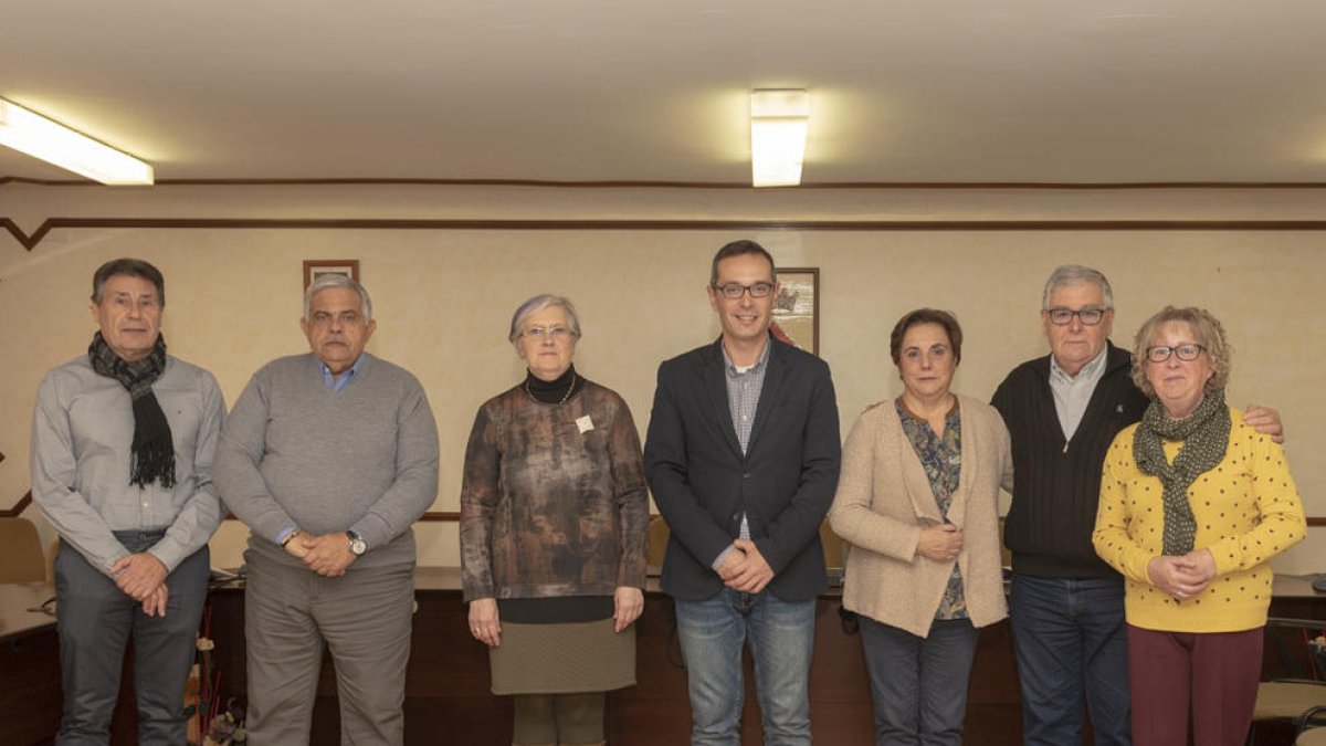 Imatge dels integrants del Senat de la Gent Gran de Constantí junt a l'alcalde del municipi, Oscar Sánchez.