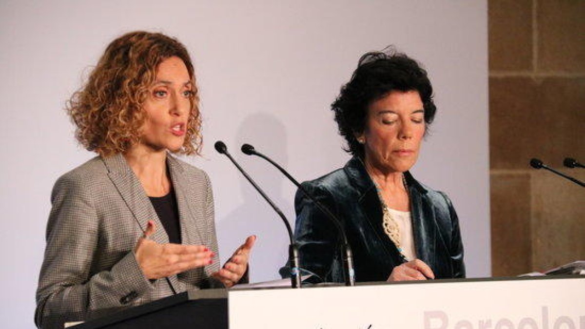 La ministra de Política Territorial, Meritxell Batet, y la portavoz del gobierno español, Isabel Celaá, en la rueda de prensa posterior al Consejo de Ministros de Barcelona.