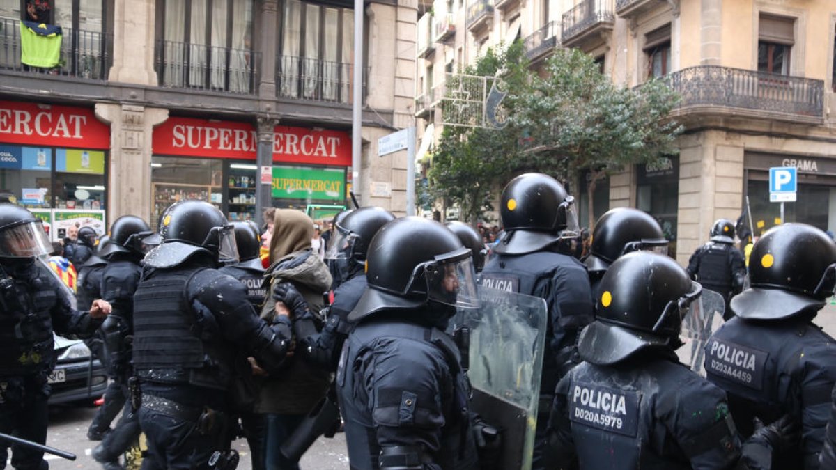 Tensión entre manifestantes y mossos en torno al edificio de Correus.