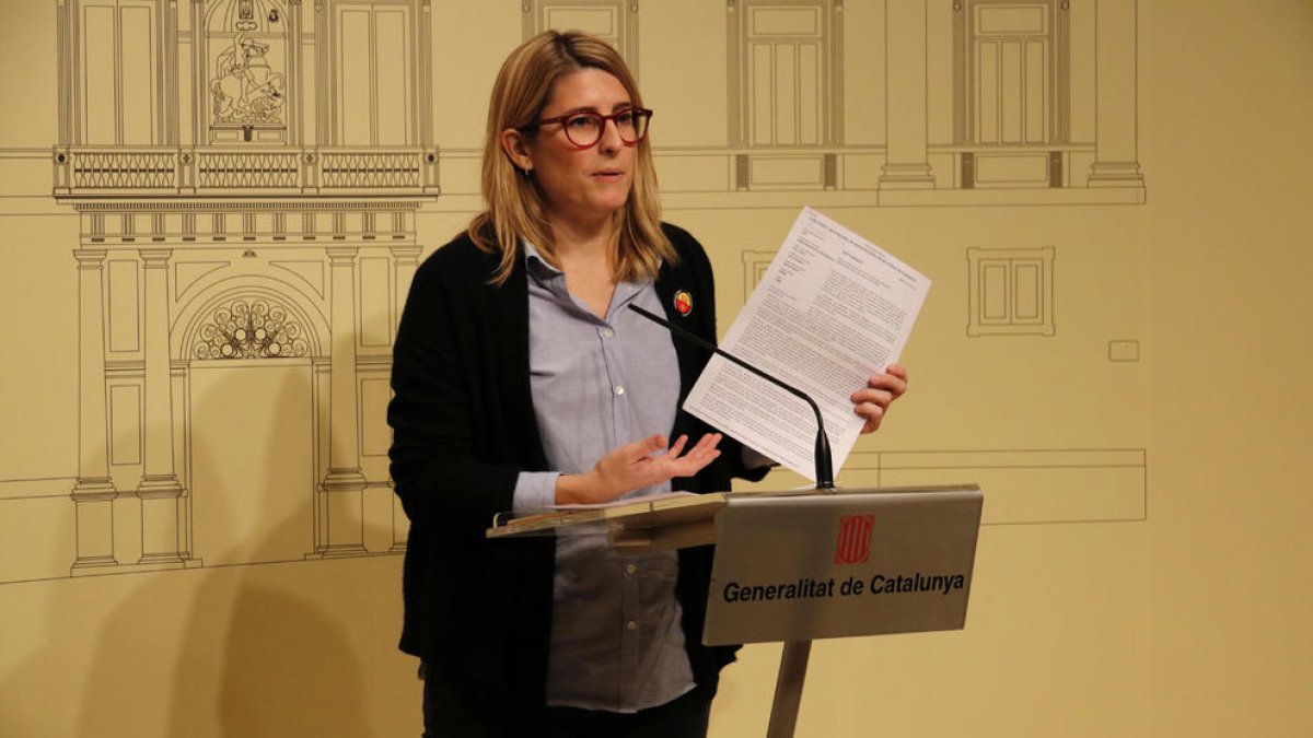 Pla mitjà de la portaveu del Govern, Elsa Artadi, en roda de premsa.