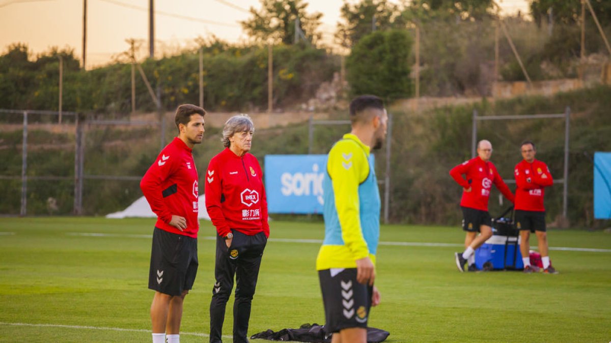 Enrique Martín ha dirigido esta tarde su primer entrenamiento.