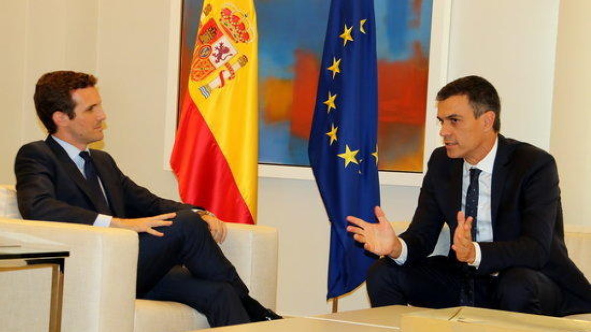 Imagen de archivo general de la reunión de Sánchez y Casado en la Moncloa, el 2 de agosto de 2018.