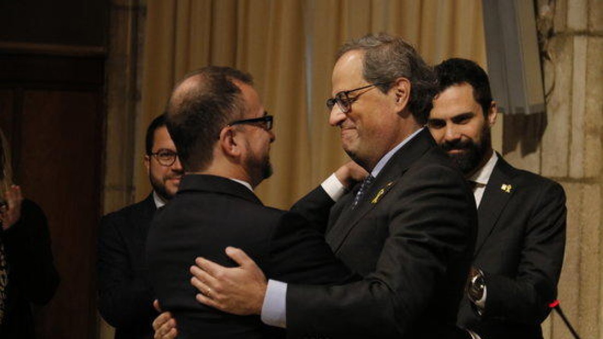 El nuevo conseller de Acció Exterior, Alfred Bosh, abraza al presidente de la Generalitat, Quim Torra.