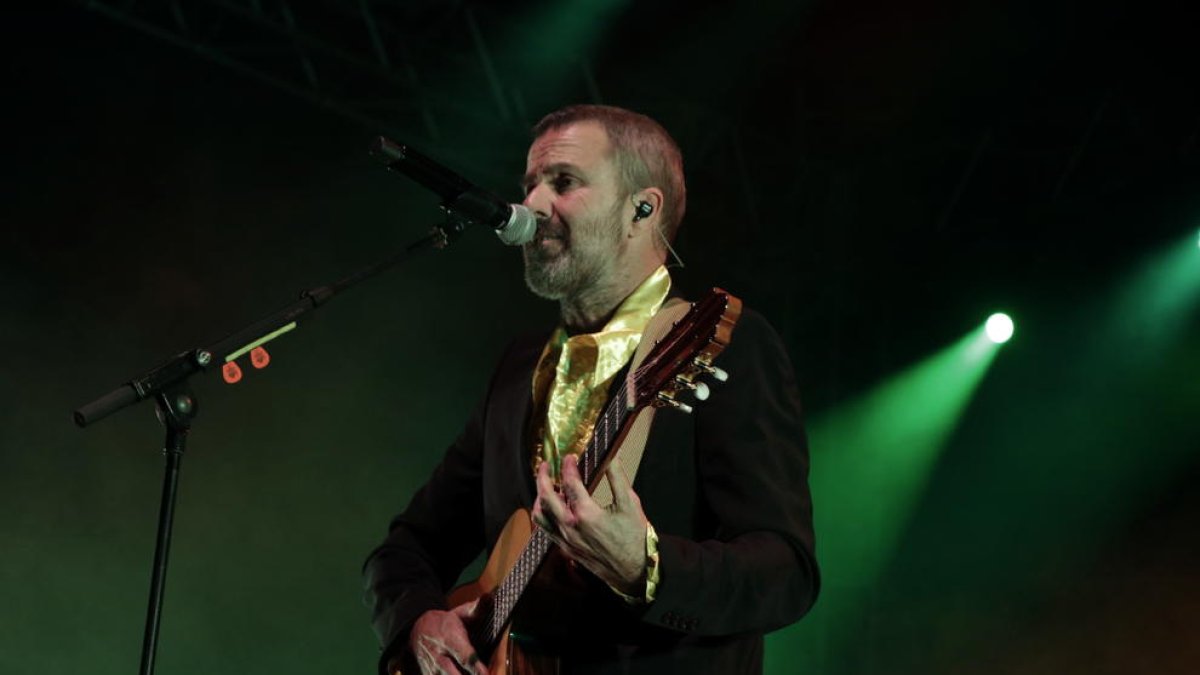 El líder de Jarabe de Palo, Pau Donés, cantant i tocant la guitarra damunt l'escenari de la Tàrraco Arena Plaça de Tarragona.