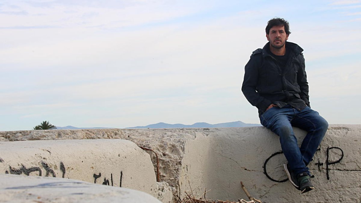 El cineasta Laureano Clavero, director de 'Fortificacions oblidades', sentado en el fortín de la Guerra Civil de primera línea de mar en Cubelles.