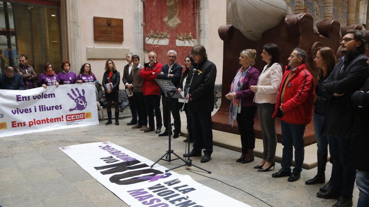 La lectura del manifiesto contra la violencia hacia las mujeres en Tarragona, con el secretario municipal, Joan Anton Font, leyendo.