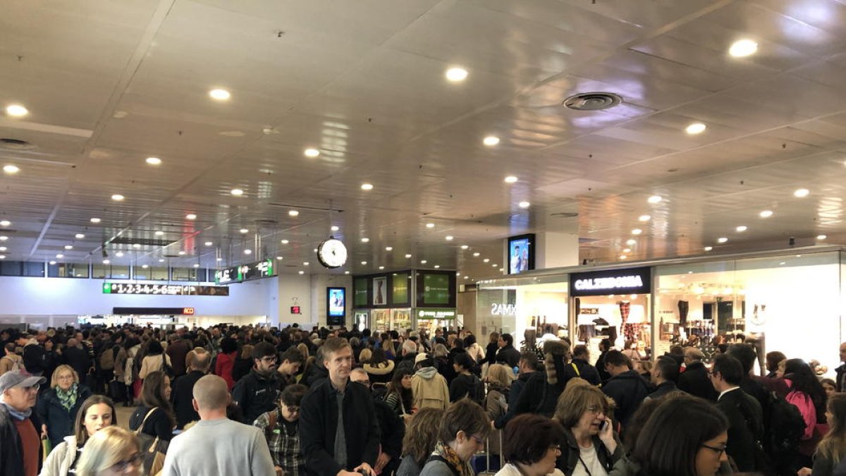 Les cues als controls de seguretat d'accés a l'AVE a l'estació de Sants de Barcelona.