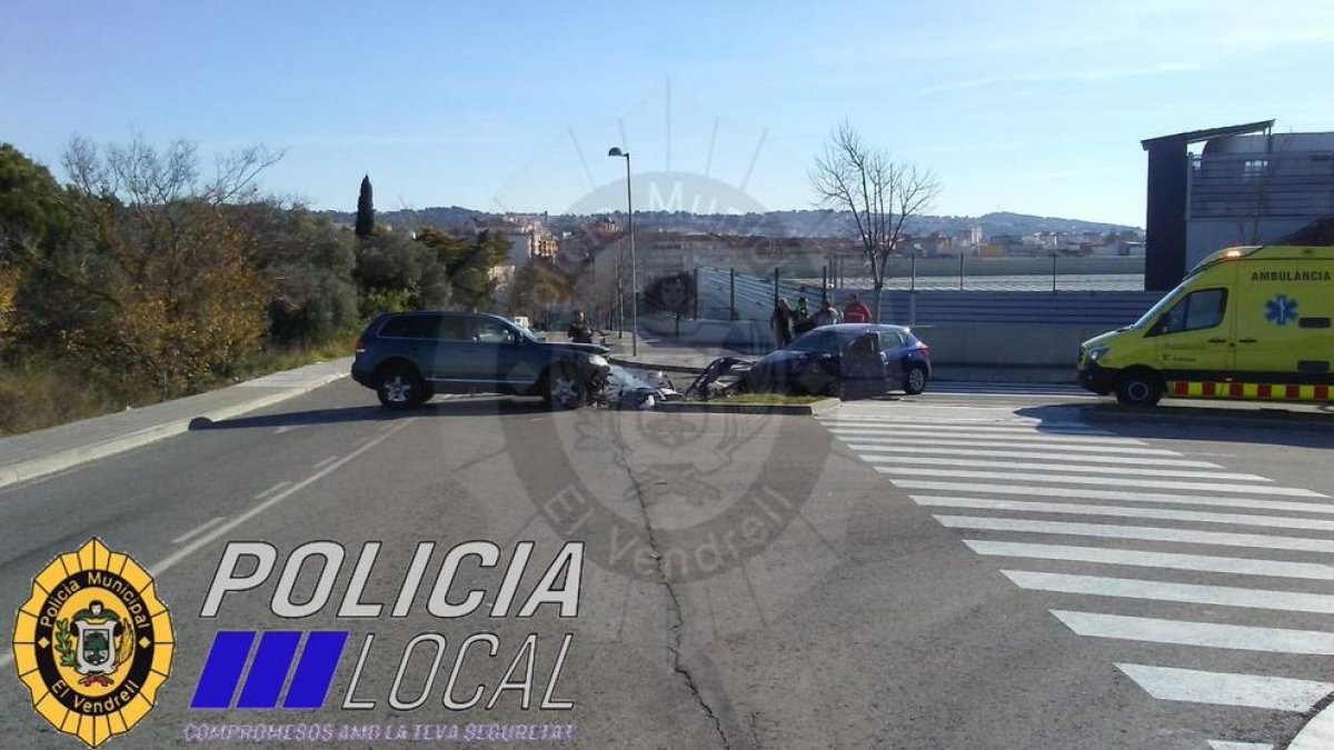 Estat en que han quedat els dos vehicles després de xocar frontalment.