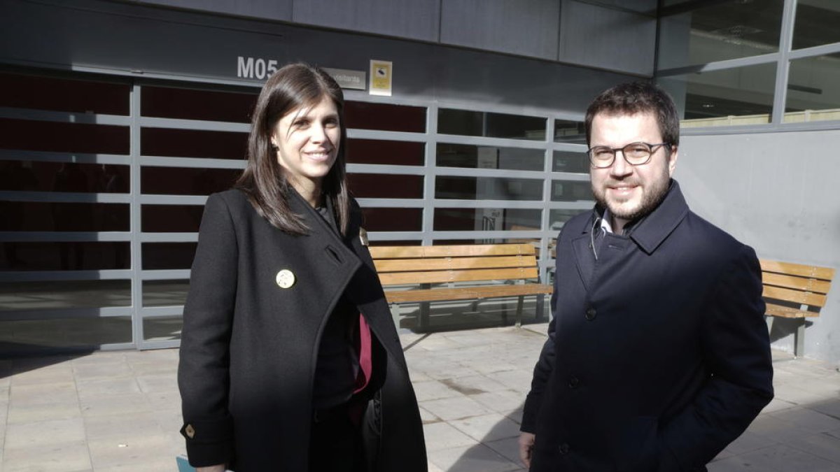 El vicepresident del Govern, Pere Aragonès, amb la portaveu d'ERC, Marta Vilalta, a Mas d'Enric.