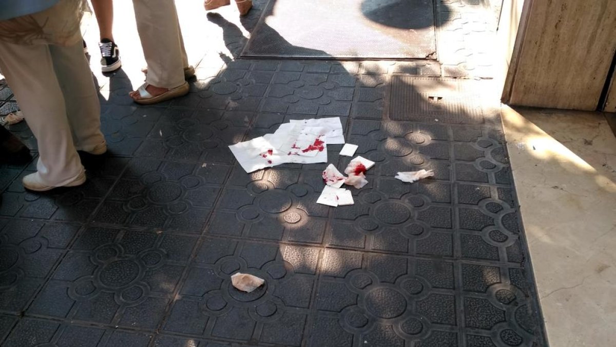 Pañuelos de papel en la acera de Prat de la Riba, con la sangre de un hombre que tropezó.