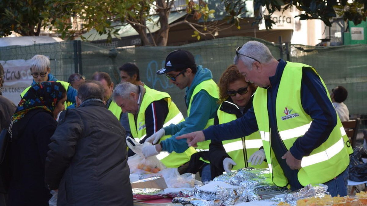Els voluntaris repartint menjar