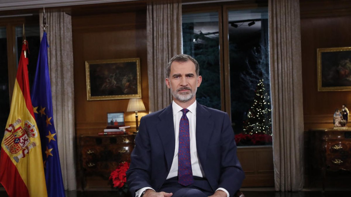 Imatge del rei Felip VI assegut durant el tradicional discurs de Nadal adreçat als seus súbdits.