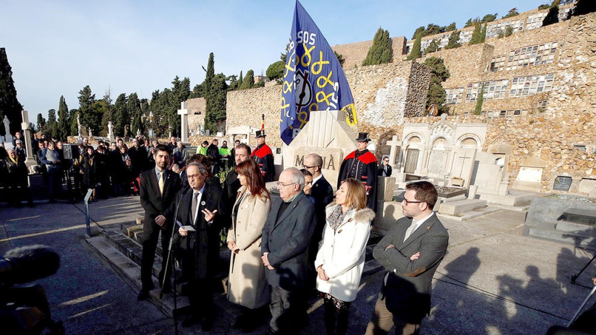 El pressident y varios consellers del Gobierno catalán durante la ofrenda floral en la tumba de Francesc Macià.